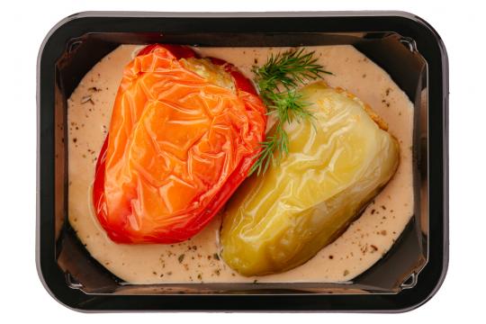 Перец, фаршированный мясом с томатно-сметанным соусом